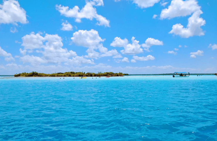 Bacalar y la Laguna de 7 colores